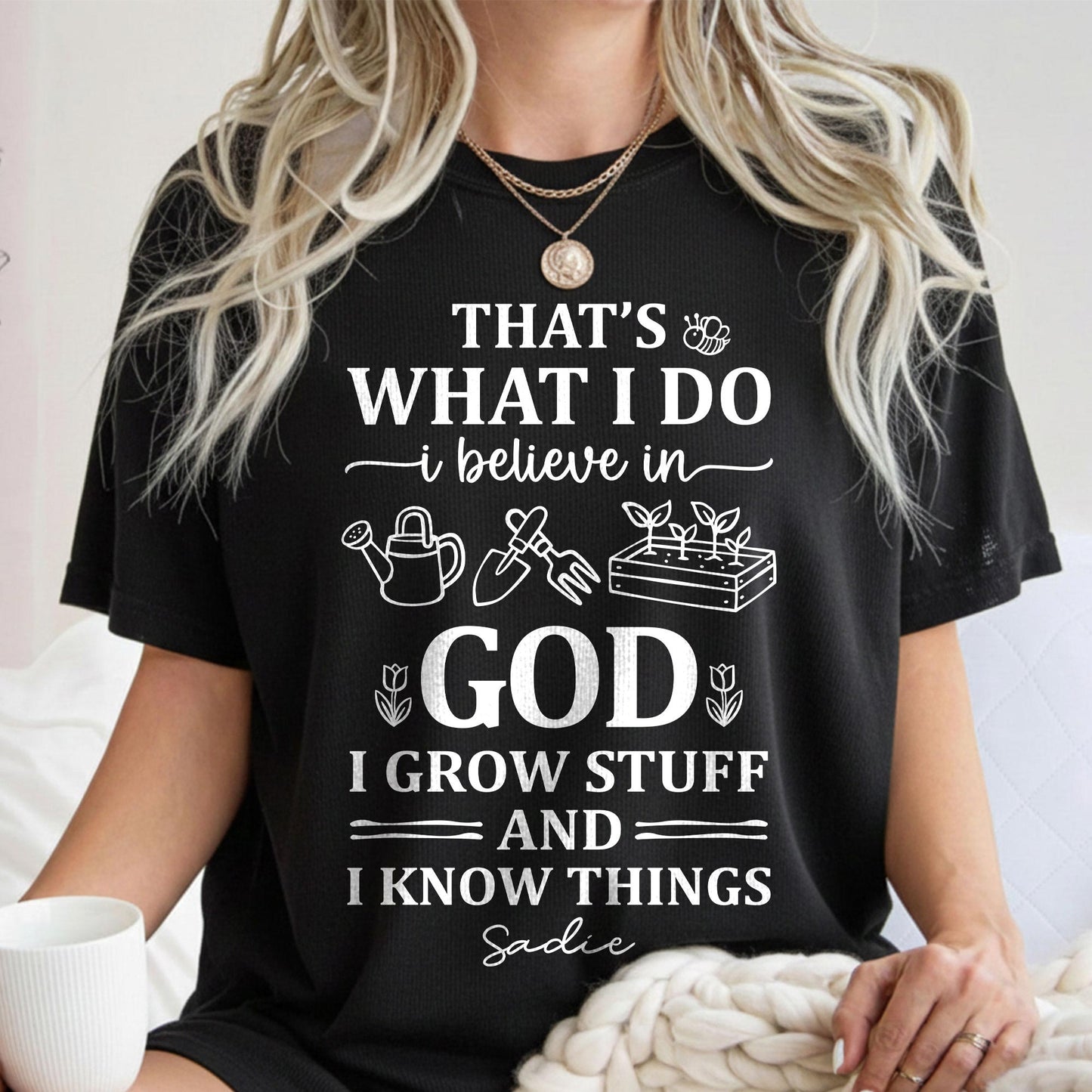 That's What I Do I Believe In God I Grow Stuff And I Know Things T-Shirt